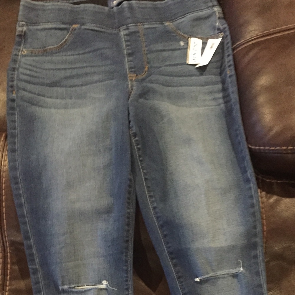 NWT Old Navy Rockstar Destructed Jeggings